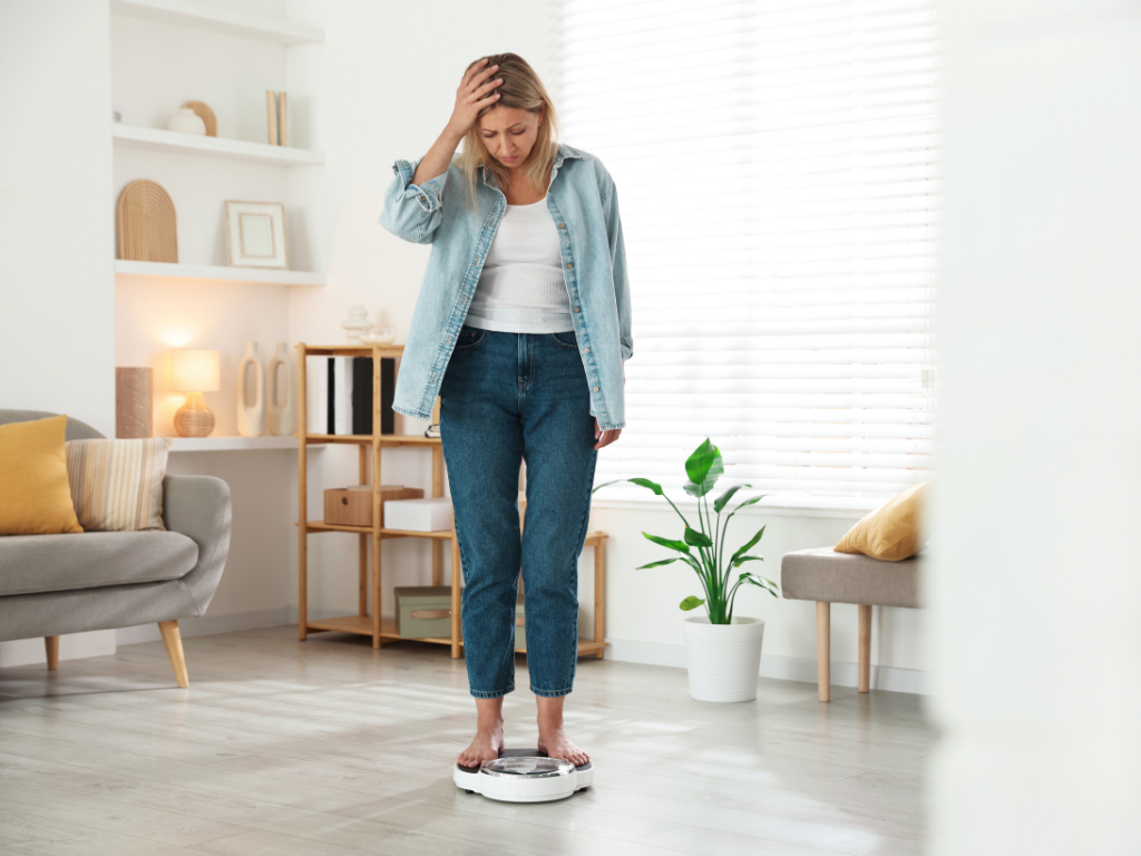 Frau auf der Waage Gewichtszunahme in den Wechseljahren